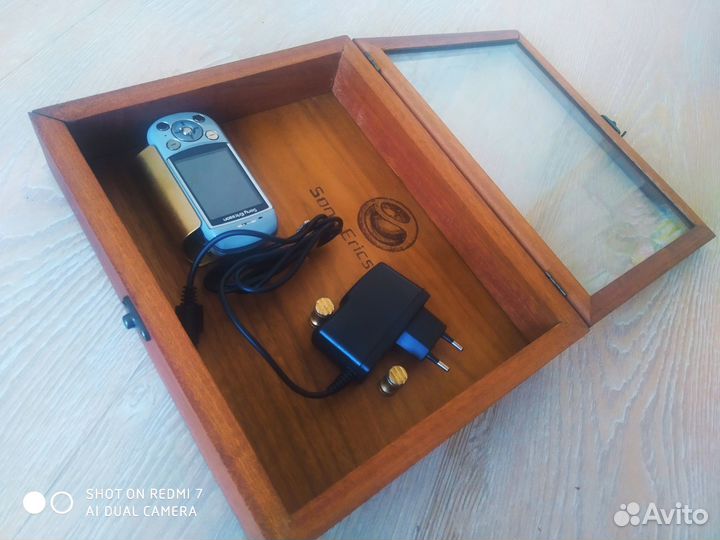 Витрина из красного дерева для телефона