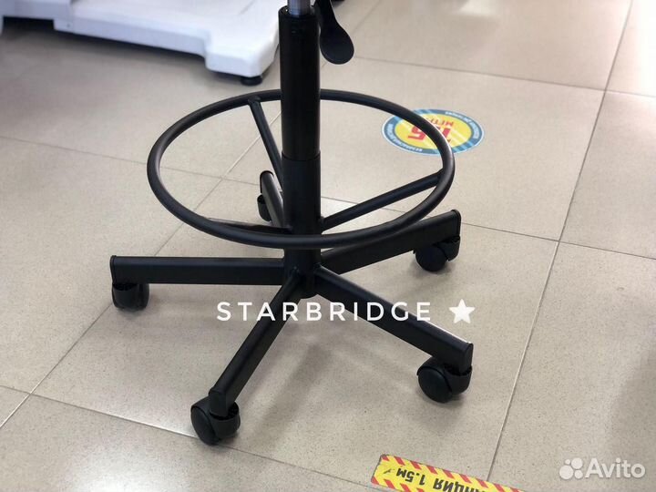 Стул мастера с опорой для ног