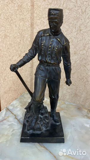 Бронзовая фигура США