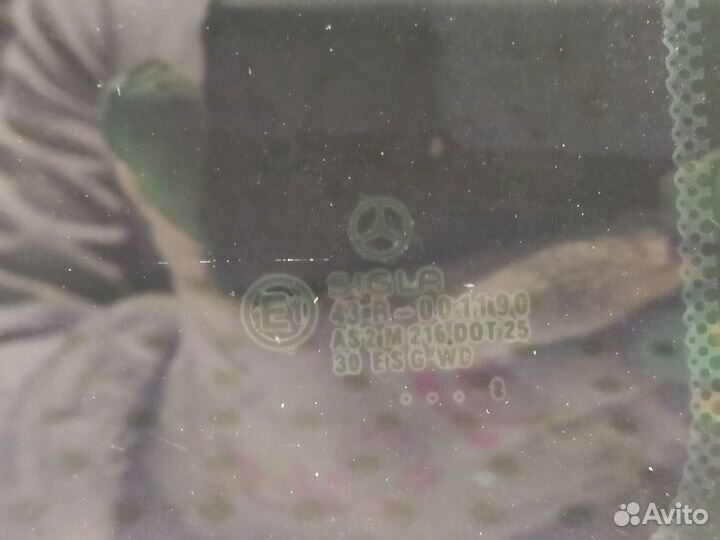 Стекло глухое заднее правое Mercedes-Benz W208