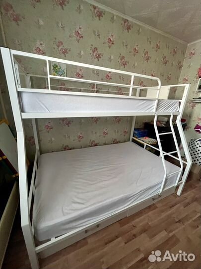 Двухярусная кровать металлическая с матрасами