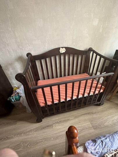 Детская кроватка с маятником