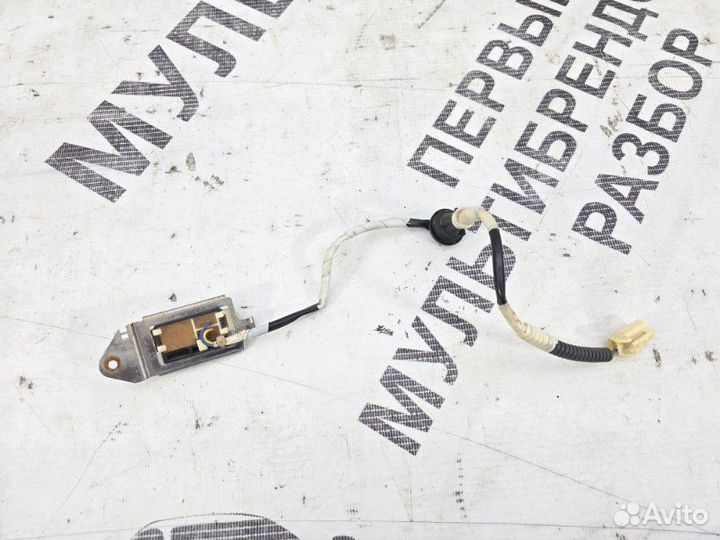 Кнопка открытия стекла багажника Toyota Highlander