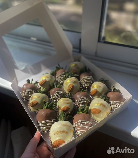 Клубника в шоколаде; ягодные букеты