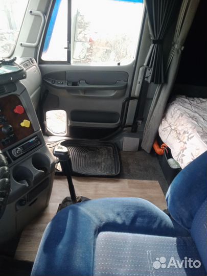 Freightliner Century Class с полуприцепом, 2002