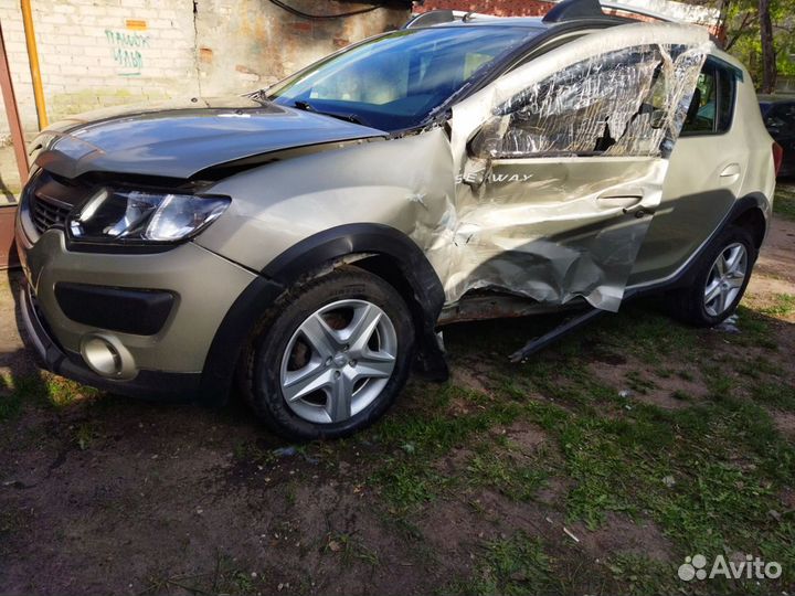 Renault Sandero Stepway 1.6 МТ, 2016, битый, 83 000 км