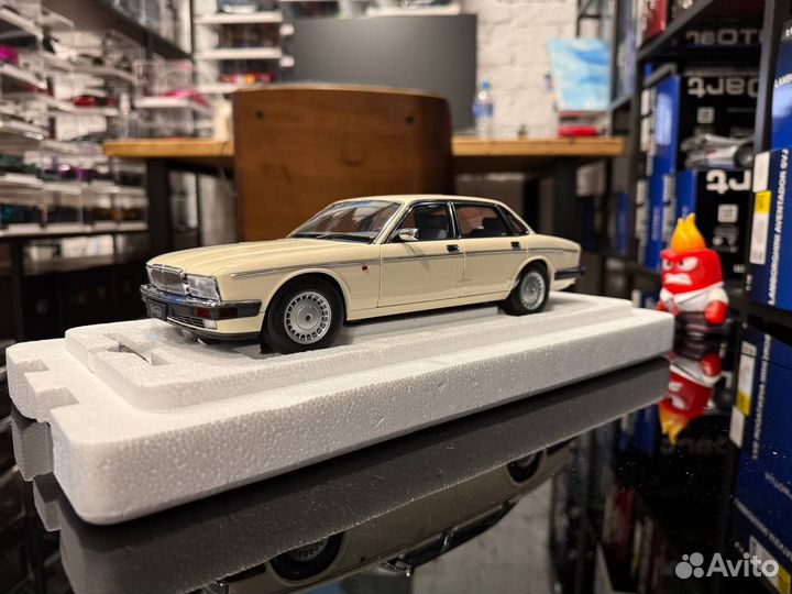 810542 Almost Real Jaguar Daimler XJ6 XJ40 1:18