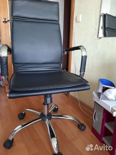 Офисное кресло