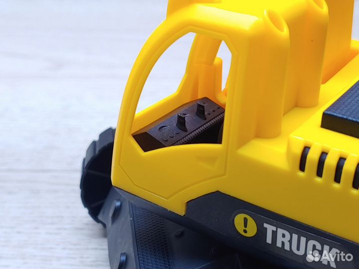 Детская игрушка экскаватор