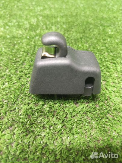 Крючок козырька порше каен 958 черный