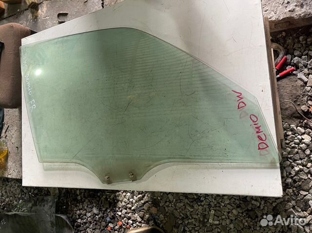 Переднее правое стекло mazda demio dw