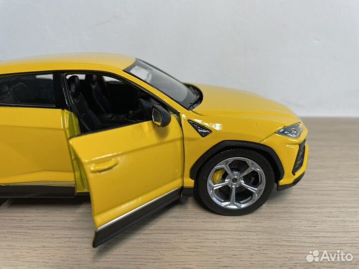 Lamborghini Urus 1:24 модель Welly