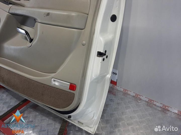 Обшивка двери передняя правая Cadillac Escalade 2