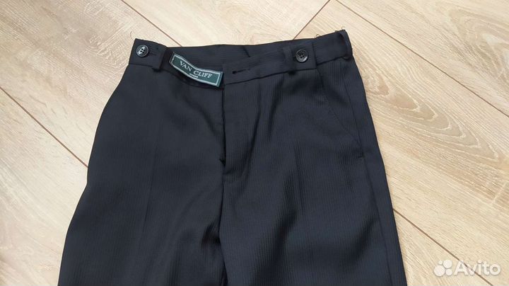 Школьный костюм+ двое брюк и рубашки