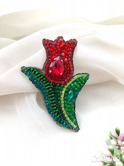 Брошь тюльпан из бисера ручной работы