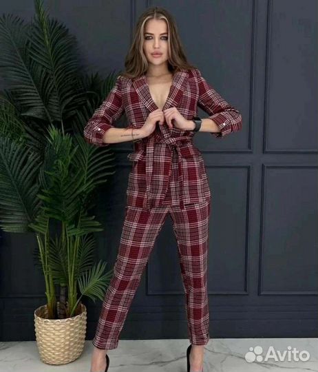 Брючный костюм женский новый 42
