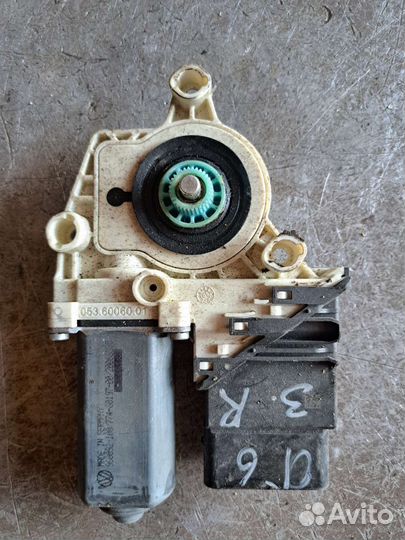 Моторчик стеклоподъёмника задний правый на Volkswa