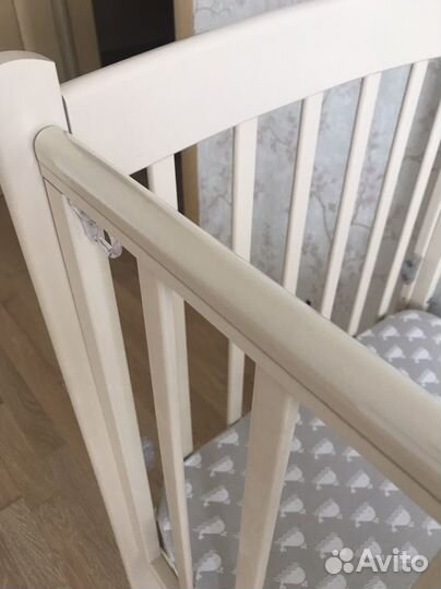 Детская кроватка с маятником и ящиком