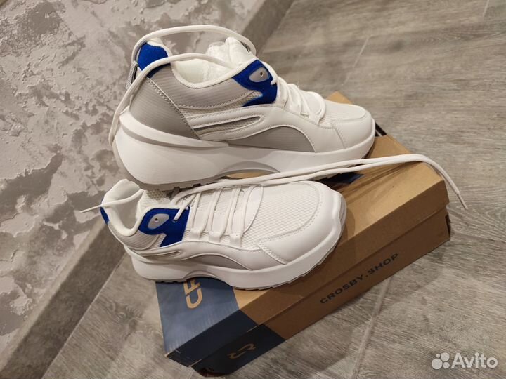 Кроссовки женские