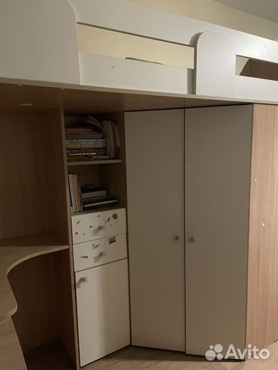 Кровать чердак со столом и шкафом