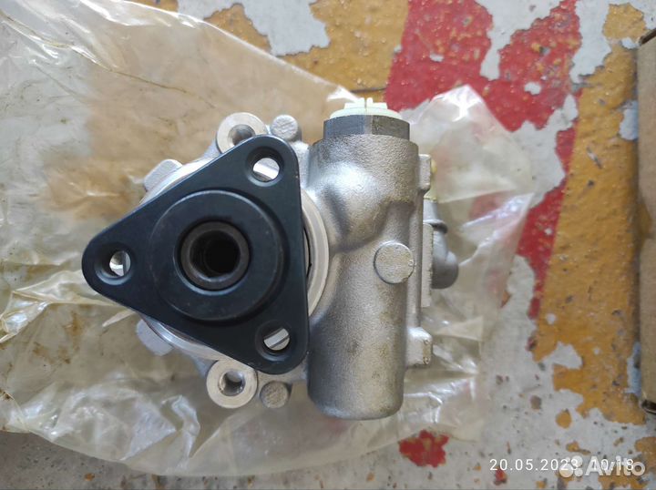 Насос гидроусилителя руля 8D0145156K