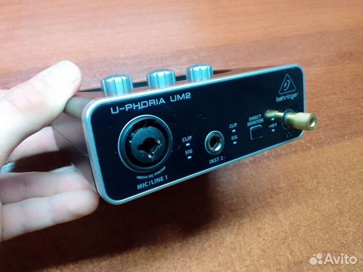 Звуковая карта Behringer um2