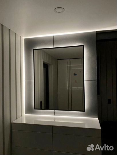 Зеркало в металлической раме с подсветкой