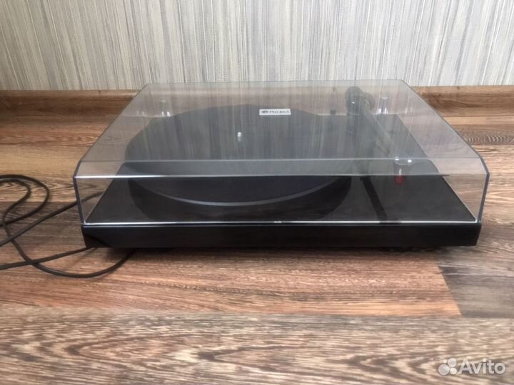 Проигрыватель винила Pro-Ject Debut Carbon
