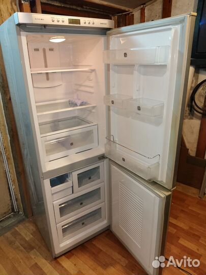 Холодильник Самсунг серебристый