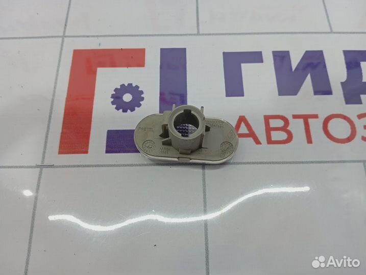 Повторитель на крыло белый Renault Duster 8200257684