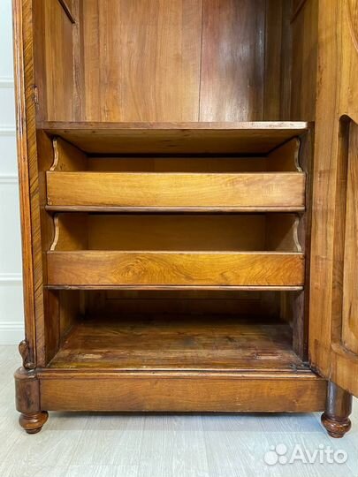 Антикварный платяной шкаф