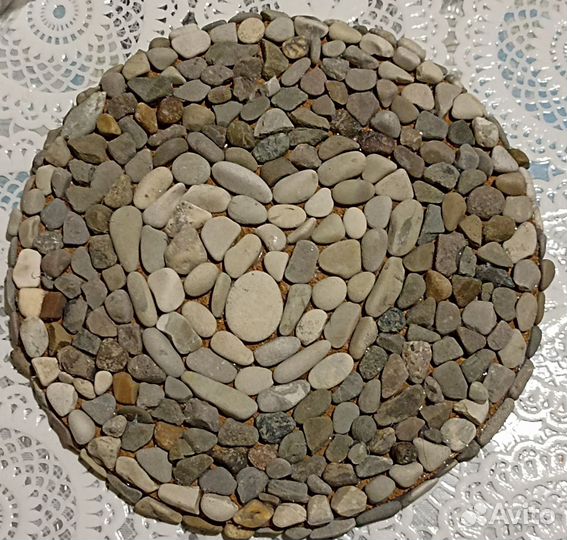 Подставка из натуральной гальки