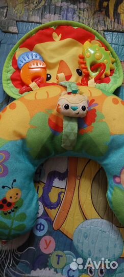 Пакет игрушек и подушка Fisher price