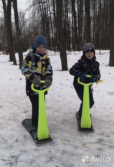 Снегокат с ручкой. Снежный самокат