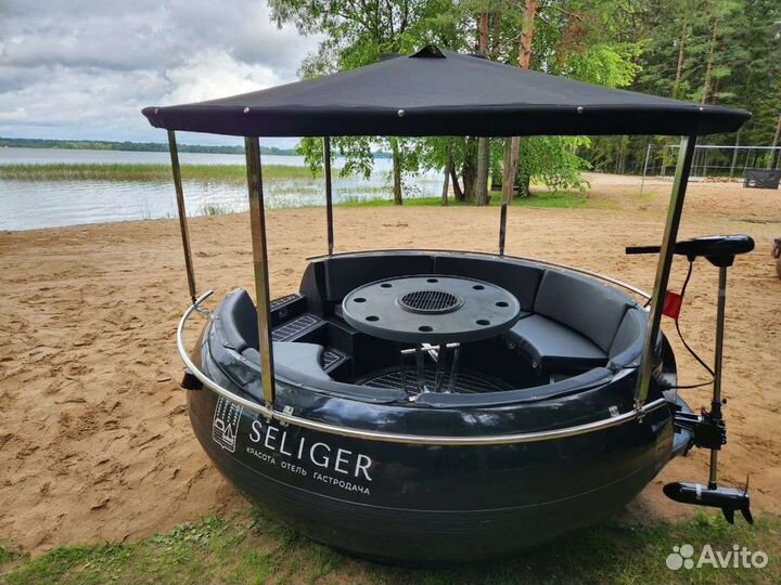Лодка беседка на воде