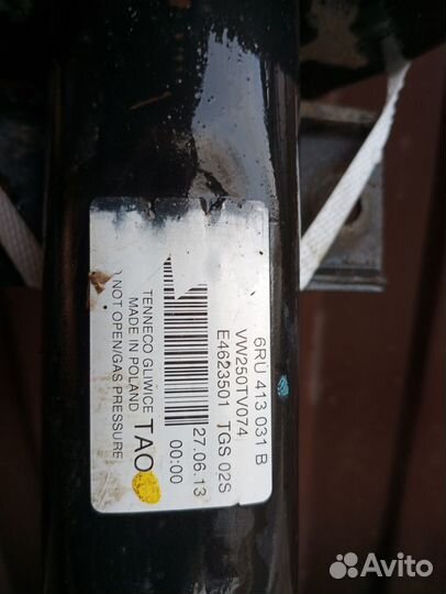 Стойки передние Фольцвагин поло б. У