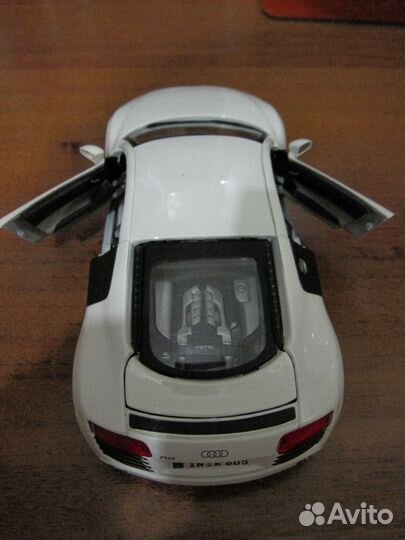 Коллекционная модель audi R8 1/24
