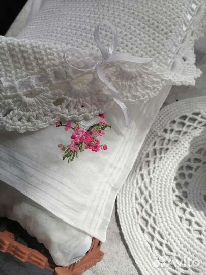 Игрушечная декоративная кровать с постельным