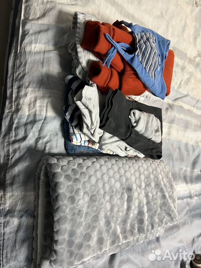 Чемодан на колесах (с детскимм вещами б/у)