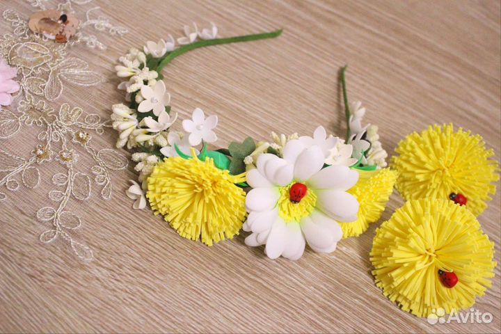 Ободок из одуванчиков и ромашек