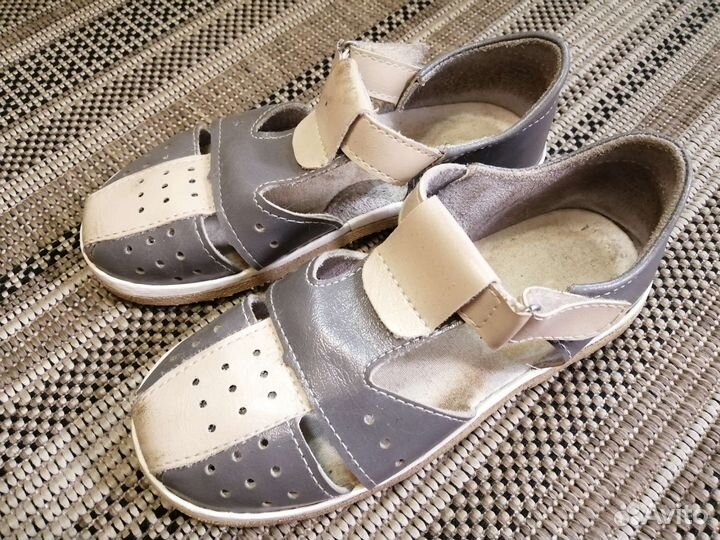 Япомогаю Сандалии