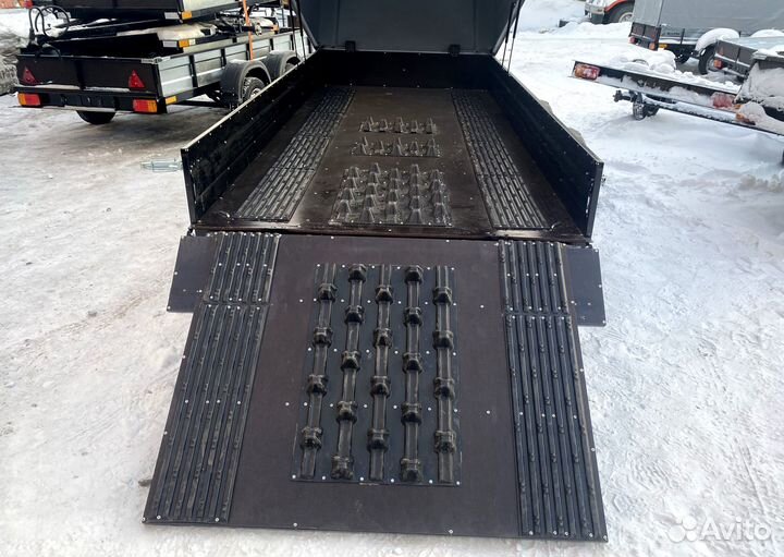 Прицеп с пластиковой крышкой