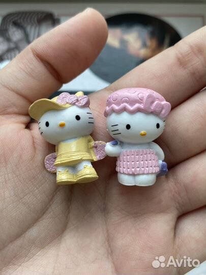Фигурки Hello Kitty из шоколадных яиц