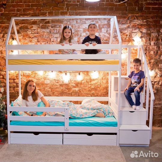 Двухъярусная кровать с лестницей комодом