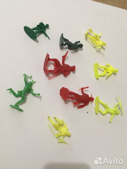 Солдаты, роботы, киндеры из 90х