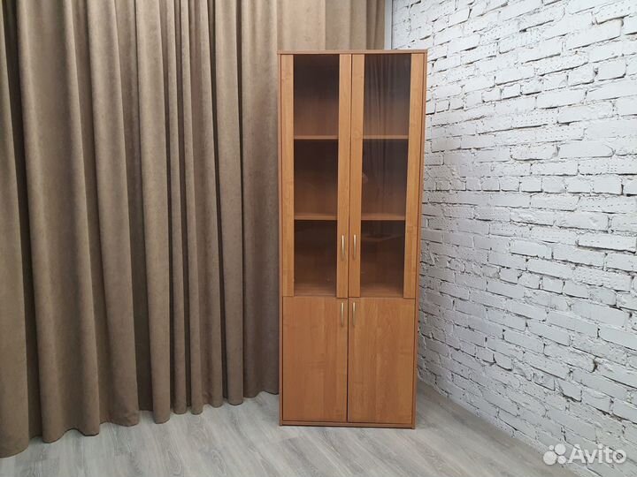 Шкаф со стеклом