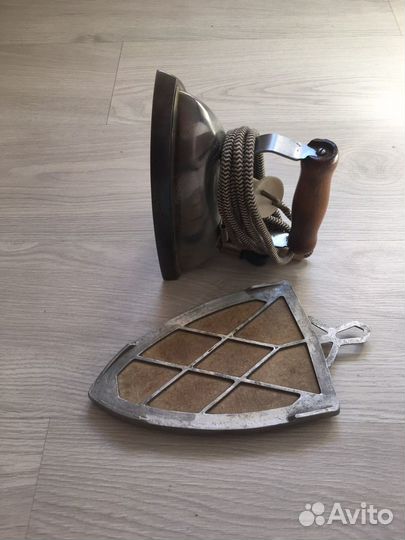 Старый электрический утюг с подставкой