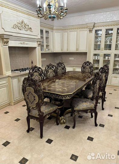 Большой обеденный стол и стулья