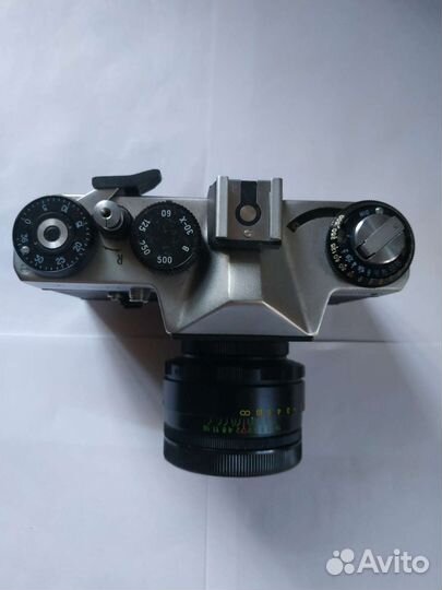 Зеркальный фотоаппарат Зенит ет и фотовспышка