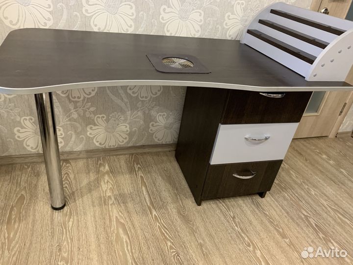 Продам маникюрный стол